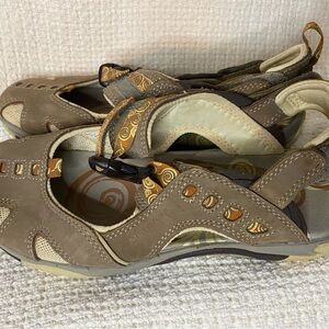 Vibram Tan and Brown Women's Sandals
